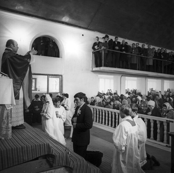 Обряд венчания в католическом костеле в Душанбе - Sputnik Таджикистан