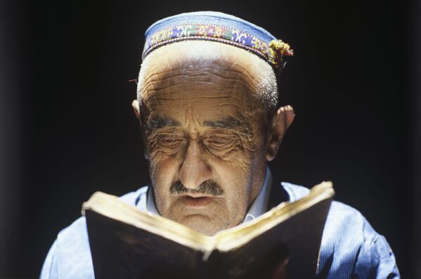 Джамшед Таибов читает рукописный Коран, который в его семье передается по наследству много поколений. Кишлак Паршед, Горно-Бадахшанская автономная область. Таджикская ССР - Sputnik Таджикистан