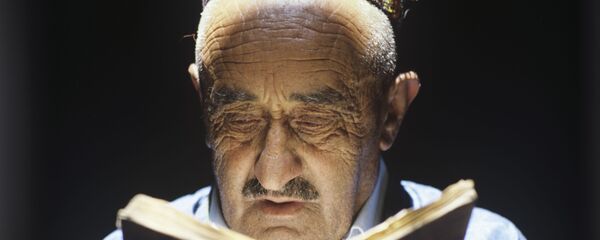 Джамшед Таибов читает рукописный Коран, который в его семье передается по наследству много поколений. Кишлак Паршед, Горно-Бадахшанская автономная область. Таджикская ССР Джамшед Таибов читает рукописный Коран, который в его семье передается по наследству много поколений. Кишлак Паршед, Горно-Бадахшанская автономная область. Таджикская ССР - Sputnik Таджикистан