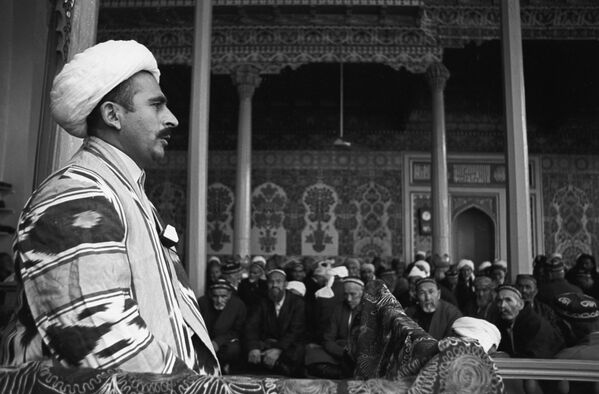 Хатыб Муслихитдин Мукарамов читает проповедь прихожанам мечети - Sputnik Таджикистан