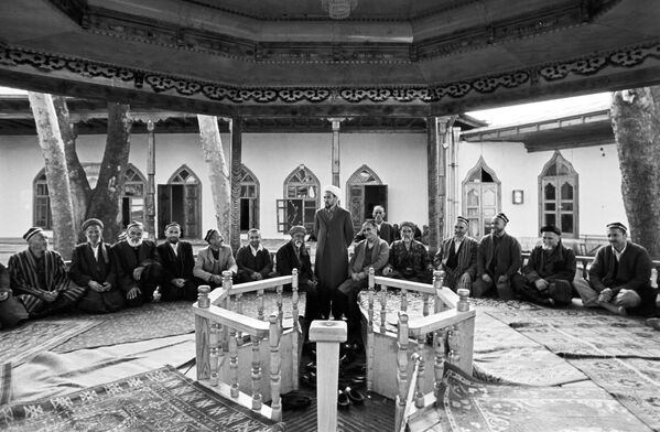 Ходжи Хабибхан Азамханов - имам-хатыб мечети Сари Асия выступает с проповедью перед прихожанами - Sputnik Таджикистан