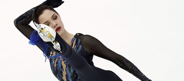 Российская фигуристка Евгения Медведева выступает в короткой программе женского одиночного катания на пятом этапе Гран-при по фигурному катанию в Москве - Sputnik Таджикистан