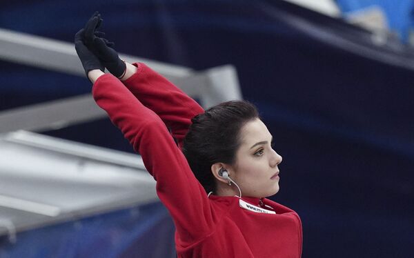 Евгения Медведева на тренировке перед соревнованиями V этапа Гран-при по фигурному катанию - Sputnik Таджикистан