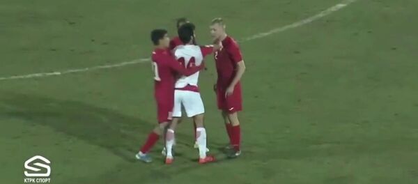 Конфликт на поле между игроками сборной Кыргызстана и Таджикистана - YouTube - Sputnik Таджикистан