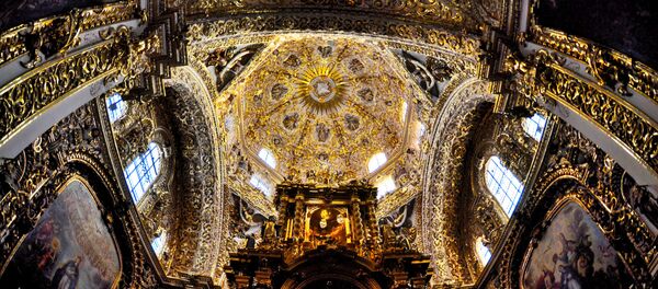 Убранство католической церкви Capilla del Rosario в Пуэбле, Мексика Убранство католической церкви Capilla del Rosario в Пуэбле, Мексика - Sputnik Таджикистан