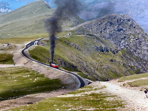 Вид на проезжающий поезд в Северном Уэльсе - Sputnik Таджикистан