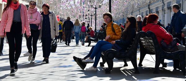 Отдыхающие на Никольской улице в Москве Отдыхающие на Никольской улице в Москве - Sputnik Таджикистан