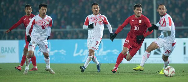 19 ноября на стадионе имени Долона Омурзакова играли сборные по футболу Кыргызстана и Таджикистана  - Sputnik Таджикистан