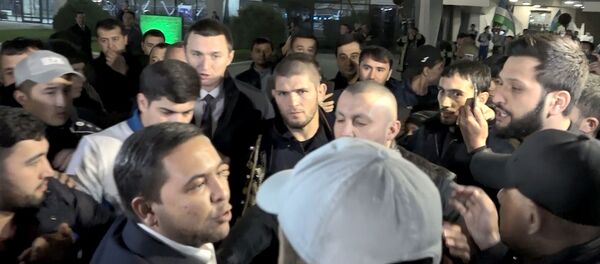 Встреча Хабиба Нурмагомедова в аэропорту Ташкента - Sputnik Тоҷикистон