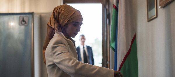 Женщина голосует на избирательном участке - Sputnik Тоҷикистон