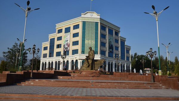 Памятник Лоику Шерали в Пенджикенте - Sputnik Таджикистан
