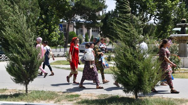 Прохожие на улицах Пенджикента - Sputnik Таджикистан