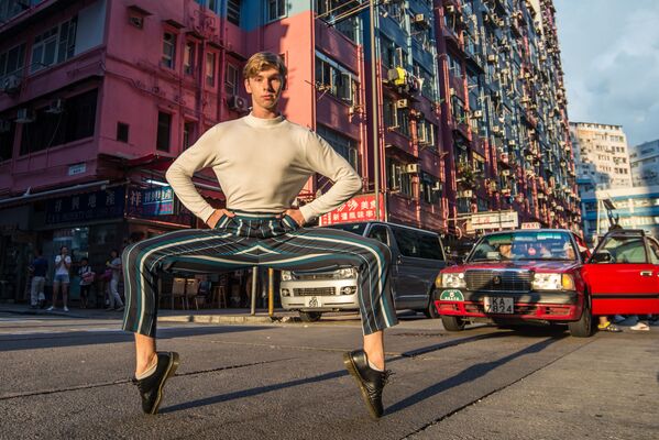 Снимок Own the streets of Hong Kong фотографа из Гонгконга, представленный на фотоконкурсе The World's Best Photos of #Fashion2019  - Sputnik Таджикистан