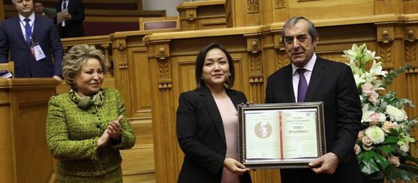 Маҳмадсаид Убайдуллуоев, раиси Маҷлиси миллӣ ҳангоми гирифтани ҷоизаи ба номи Чингиз Айтматов, ки ба шоир Муҳаммад Ғоиб эъто шуд Маҳмадсаид Убайдуллуоев, раиси Маҷлиси миллӣ ҳангоми гирифтани ҷоизаи ба номи Чингиз Айтматов, ки ба шоир Муҳаммад Ғоиб эъто шуд - Sputnik Тоҷикистон