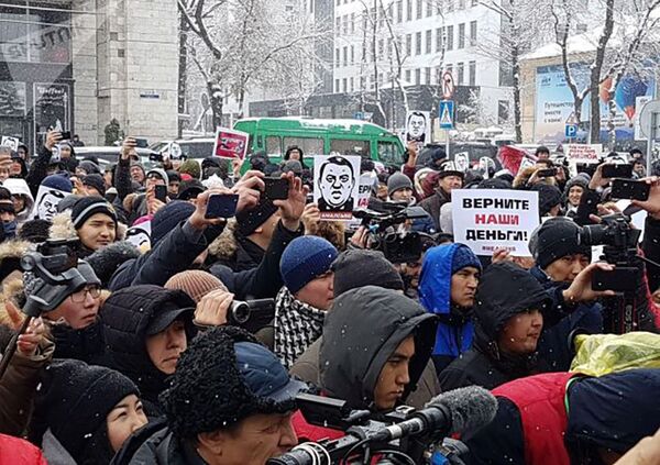 В Бишкеке проходит митинг против коррупции: чего добиваются протестующие В Бишкеке проходит митинг против коррупции: чего добиваются протестующие - Sputnik Таджикистан