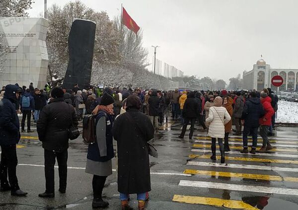 В Бишкеке проходит митинг против коррупции: чего добиваются протестующие В Бишкеке проходит митинг против коррупции: чего добиваются протестующие - Sputnik Таджикистан