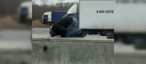 Мусульманин помолился, стоя на отбойнике на МКАД Мусульманин помолился, стоя на отбойнике на МКАД - Sputnik Таджикистан