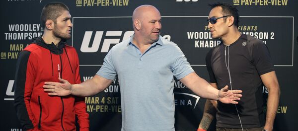Президент UFC Дана Уайт стоит между бойцами Тони Фергюсоном и Хабибом Нурмагомедовым. Архивное фото - Sputnik Тоҷикистон