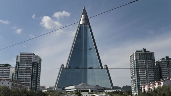 Полицейский около 105-этажного отеля Ryugyong в Пхеньяне - Sputnik Таджикистан