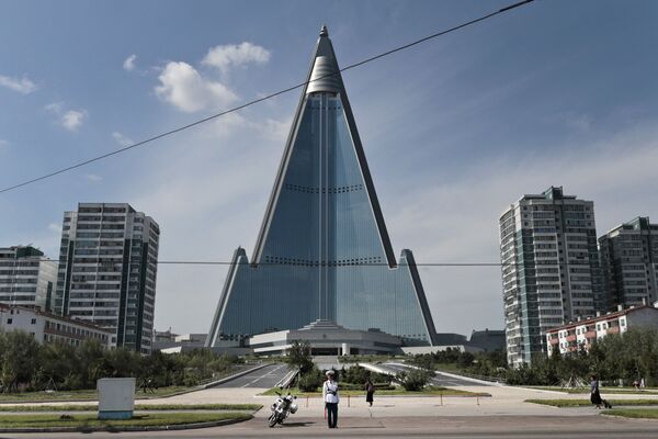 Полицейский около 105-этажного отеля Ryugyong в Пхеньяне - Sputnik Таджикистан