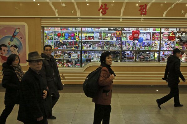 Прохожие возле магазина игрушек в Пхеньяне - Sputnik Таджикистан