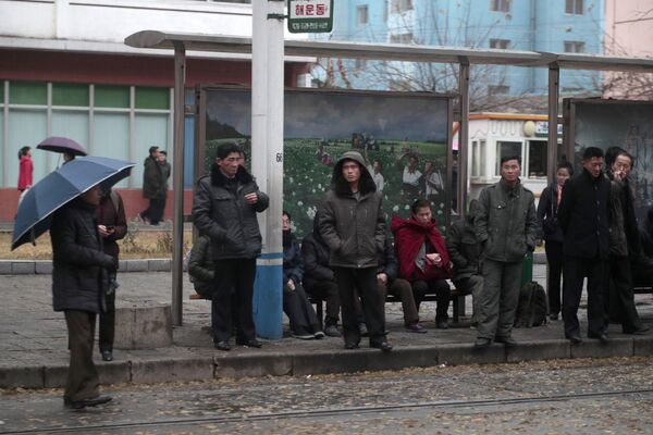 Люди на трамвайной остановке в Пхеньяне - Sputnik Таджикистан
