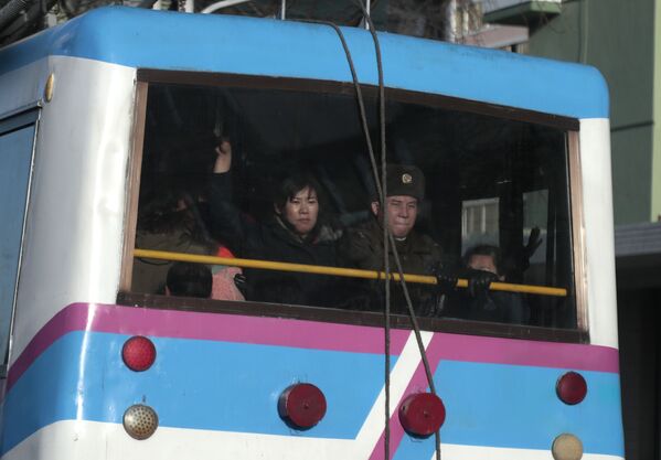 Пассажиры троллейбуса в Пхеньяне - Sputnik Таджикистан