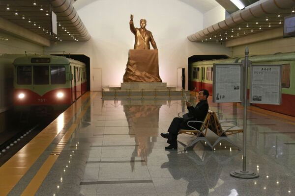 Статуя покойного лидера Северной Кореи Ким Ир Сена на станции метро Kaeson в Пхеньяне - Sputnik Таджикистан
