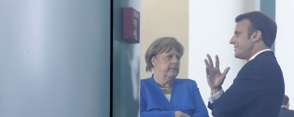 Президент Франции Эммануэль Макрон и канцлер Германии Ангела Меркель - Sputnik Таджикистан