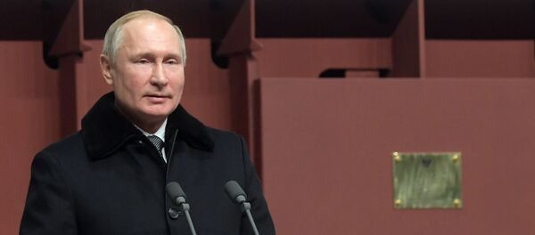 Президент РФ Владимир Путин выступает на церемонии закладки патрульного корабля ледового класса Николай Зубов на заводе Адмиралтейские верфи - Sputnik Тоҷикистон