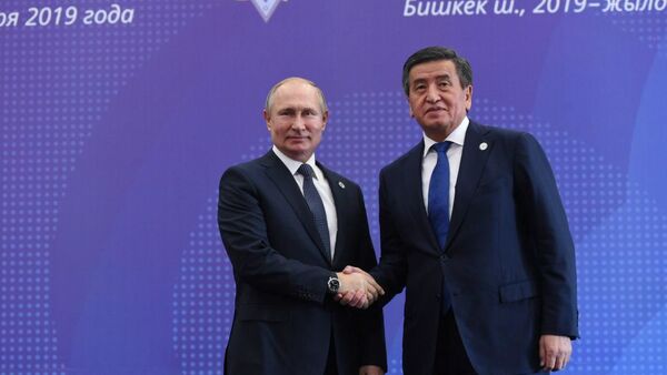 Президент РФ В. Путин и президент Кыргызстана  Сооронбай Жээнбеков - Sputnik Таджикистан