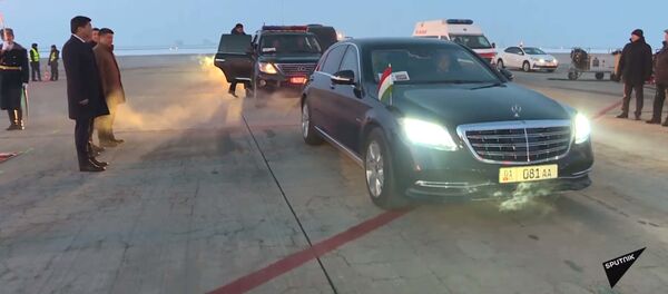 Бронированные авто — на чем ездят в Бишкеке главы стран ОДКБ. Видео - YouTube - Sputnik Тоҷикистон