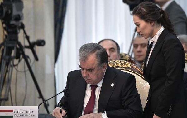 Президент Таджикистана Эмомали Рахмон на заседании Совета коллективной безопасности ОДКБ - Sputnik Таджикистан