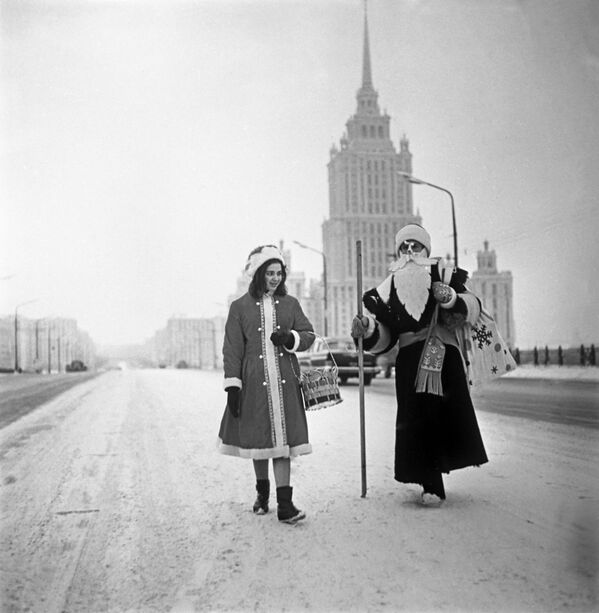 Дед Мороз и Снегурочка  в Москве, 1966 год - Sputnik Таджикистан