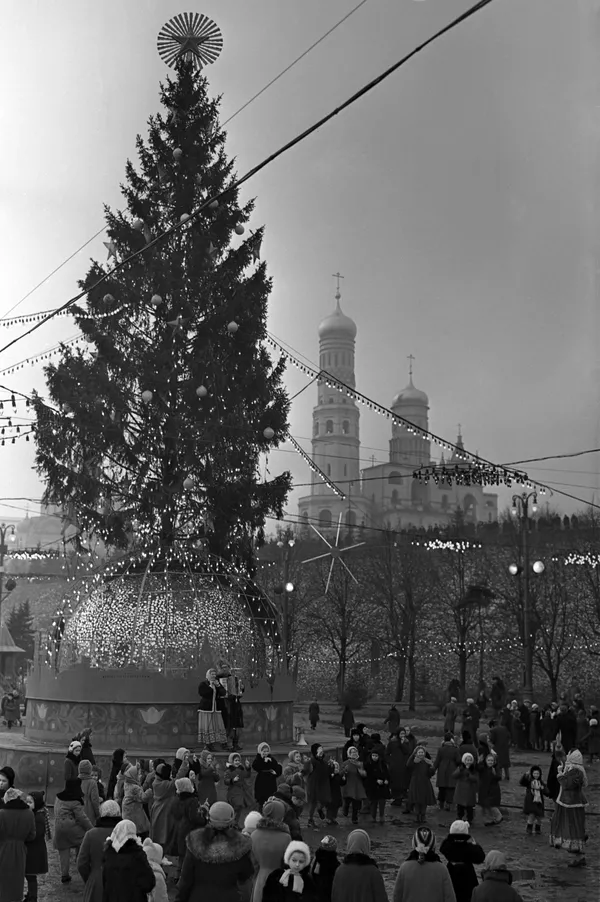 Детвора у Новогодней елки в Тайницком саду Московского Кремля, 1960 год