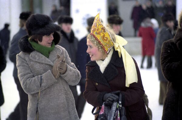 Посетители на празднике Русская зима, Суздаль, 1977 год - Sputnik Таджикистан
