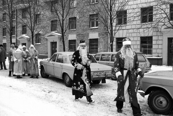 Деды Морозы накануне Нового года на улицах Москвы, 1985 год - Sputnik Таджикистан