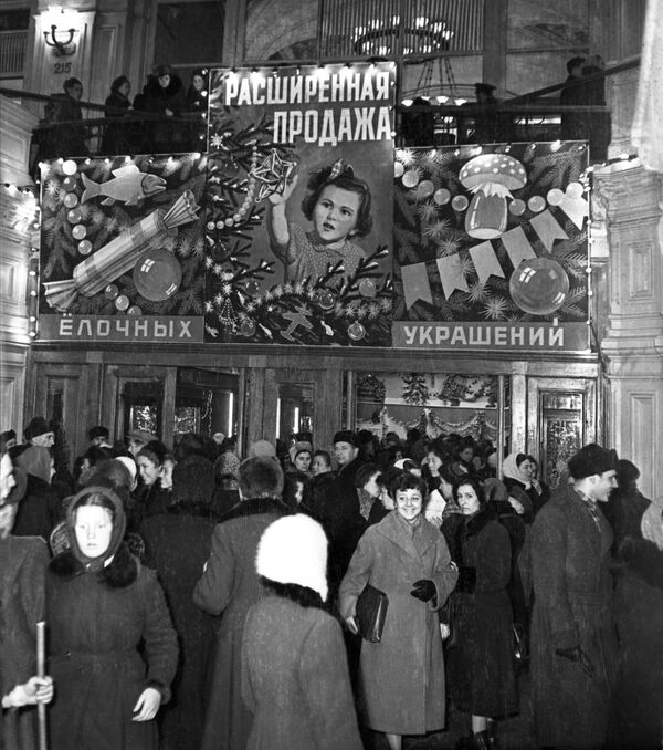 Продажа елочных украшений в Государственном универсальном магазине в Москве, 1956 год - Sputnik Тоҷикистон