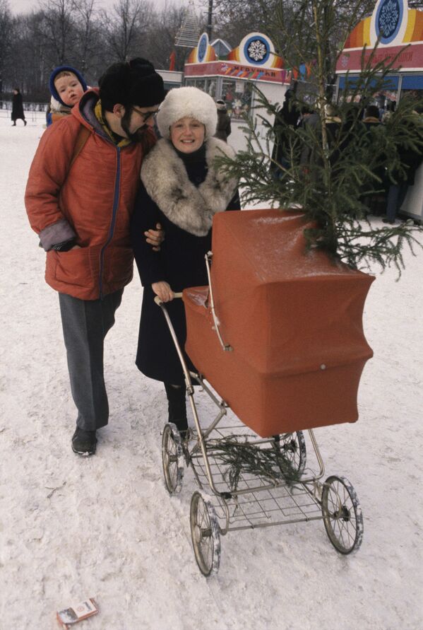 Семья москвичей идет с новогоднего елочного базара, 1987 год - Sputnik Таджикистан