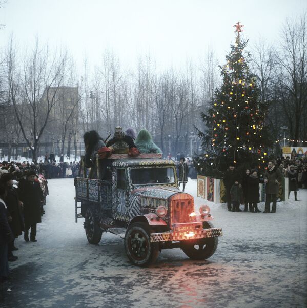 Накануне празднования Нового года на улицах Москвы, 1978 год - Sputnik Таджикистан