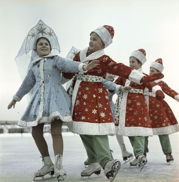 Ученики детской школы фигурного катания на катке в Лужниках во время новогодних праздников, 1966 год - Sputnik Таджикистан
