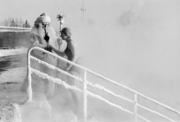 Празднования Нового года в бассейне Москва, 1969 год - Sputnik Тоҷикистон