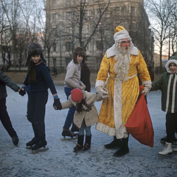 Дед Мороз с детьми на катке на Чистых прудах, 1973 год - Sputnik Таджикистан