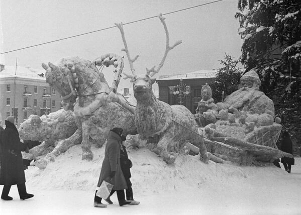 Снежная скульптура на одной из площадей города Перми, 1964 год - Sputnik Таджикистан