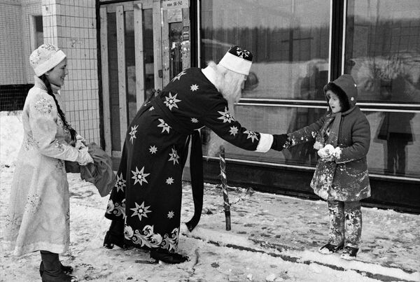 Дед Мороз и Снегурочка поздравляют девочку с Новым годом в Москве, 1985 год - Sputnik Таджикистан