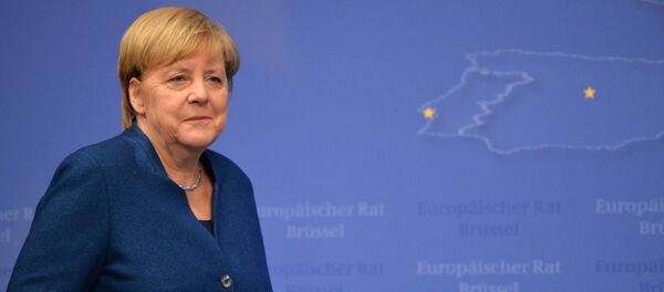 Ангела Меркель упала со сцены Ангела Меркель упала со сцены - Sputnik Таджикистан