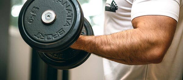 Мужчина в тренажерном зале - Sputnik Таджикистан