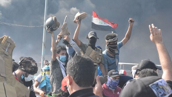 Иракские демонстранты принимают участие в продолжающихся антиправительственных акциях протеста в Нассирии - Sputnik Таджикистан