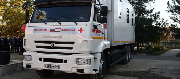 Церемония безвозмездной передачи Республике Таджикистан российской мобильной клиники на базе автомобиля КамАЗ Церемония безвозмездной передачи Республике Таджикистан российской мобильной клиники на базе автомобиля КамАЗ - Sputnik Таджикистан