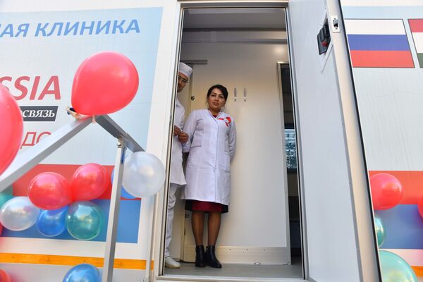 Церемония безвозмездной передачи Республике Таджикистан российской мобильной клиники на базе автомобиля КАМАЗ - Sputnik Таджикистан